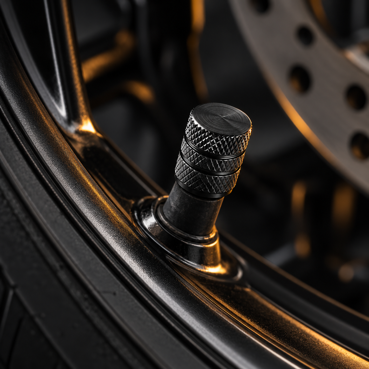 Bouchon de valve noir vissé sur la valve d'une roue de moto