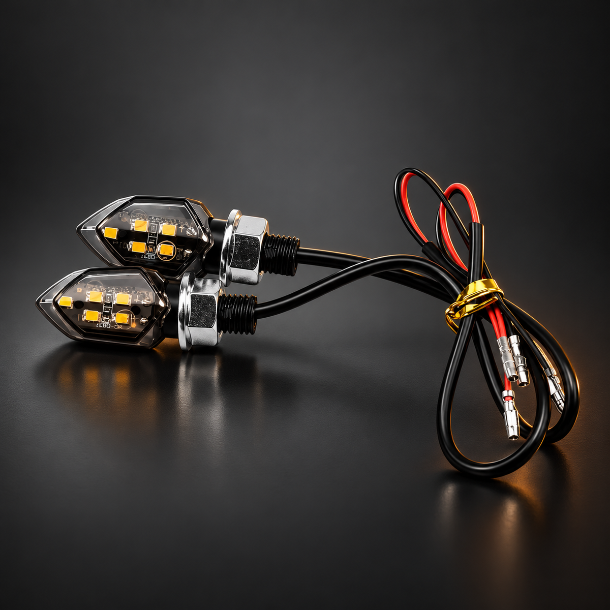 Paire de clignotants LED moto noirs à cabochon fumé, écrous chromés et faisceau d'alimentation