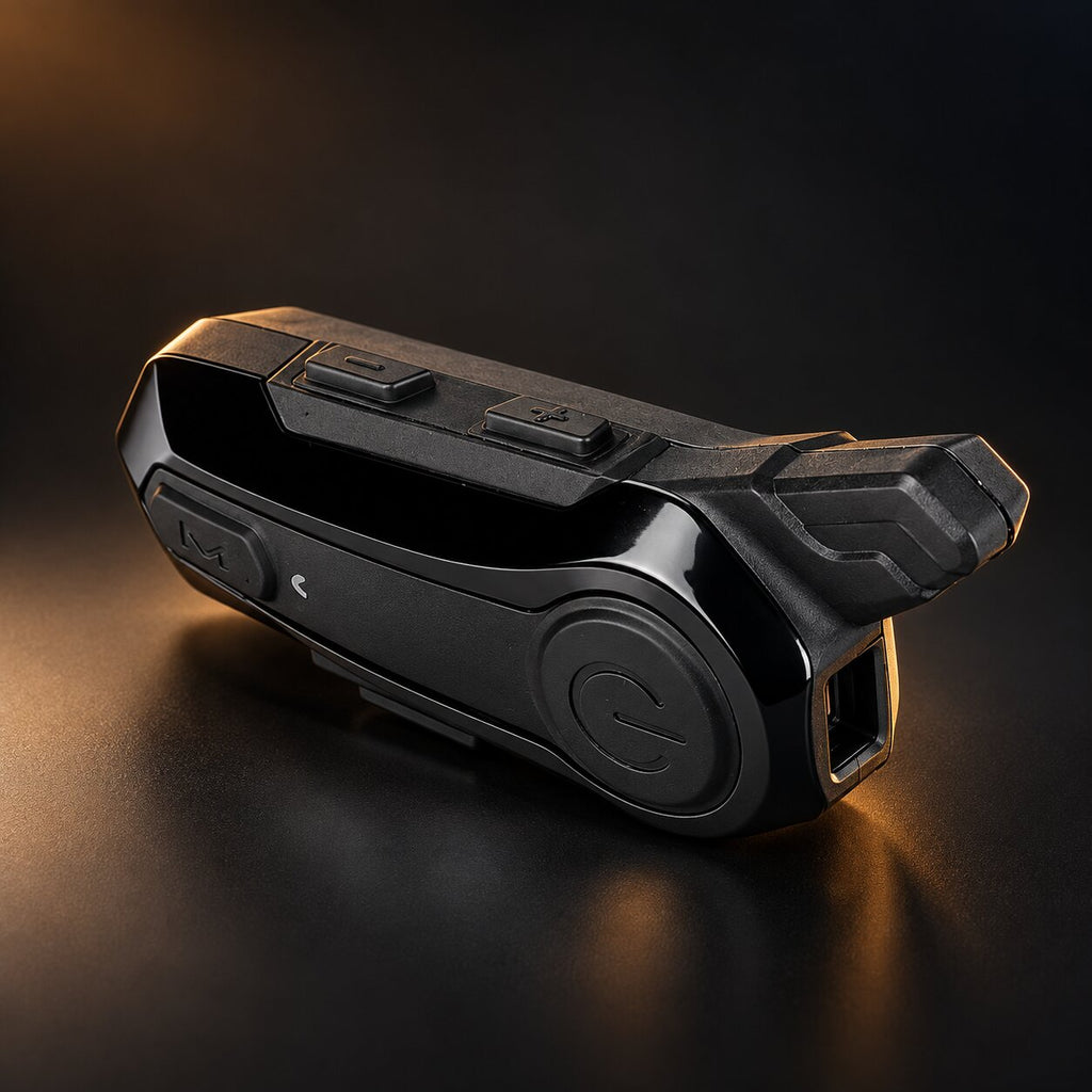 Boîtier d'intercom moto Bluetooth de près, boutons de commande et port de charge