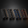 Les quatre coloris de poignées de guidon moto en caoutchouc : noir, gris, bleu et rouge