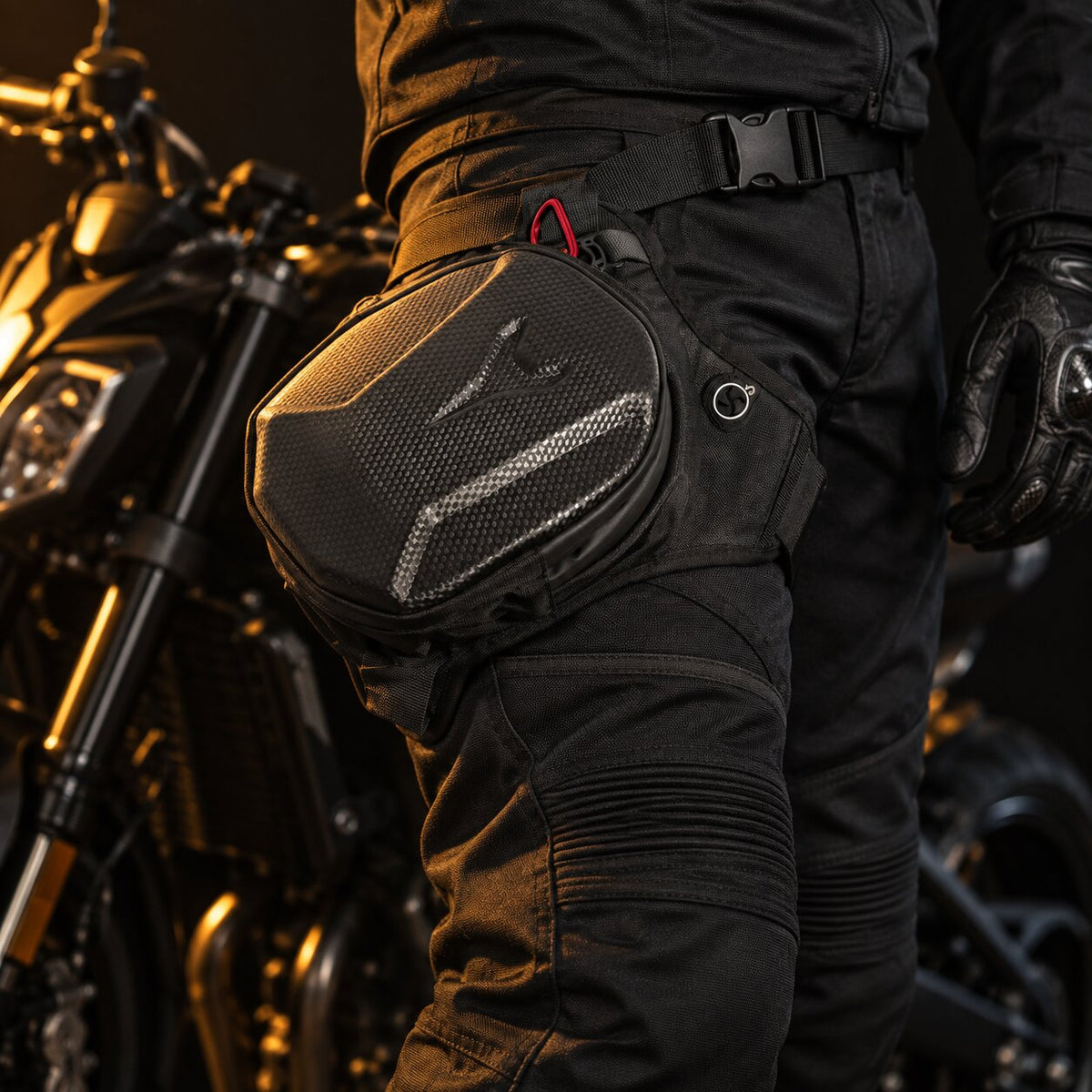 Motard portant la sacoche de cuisse moto à la jambe devant une moto